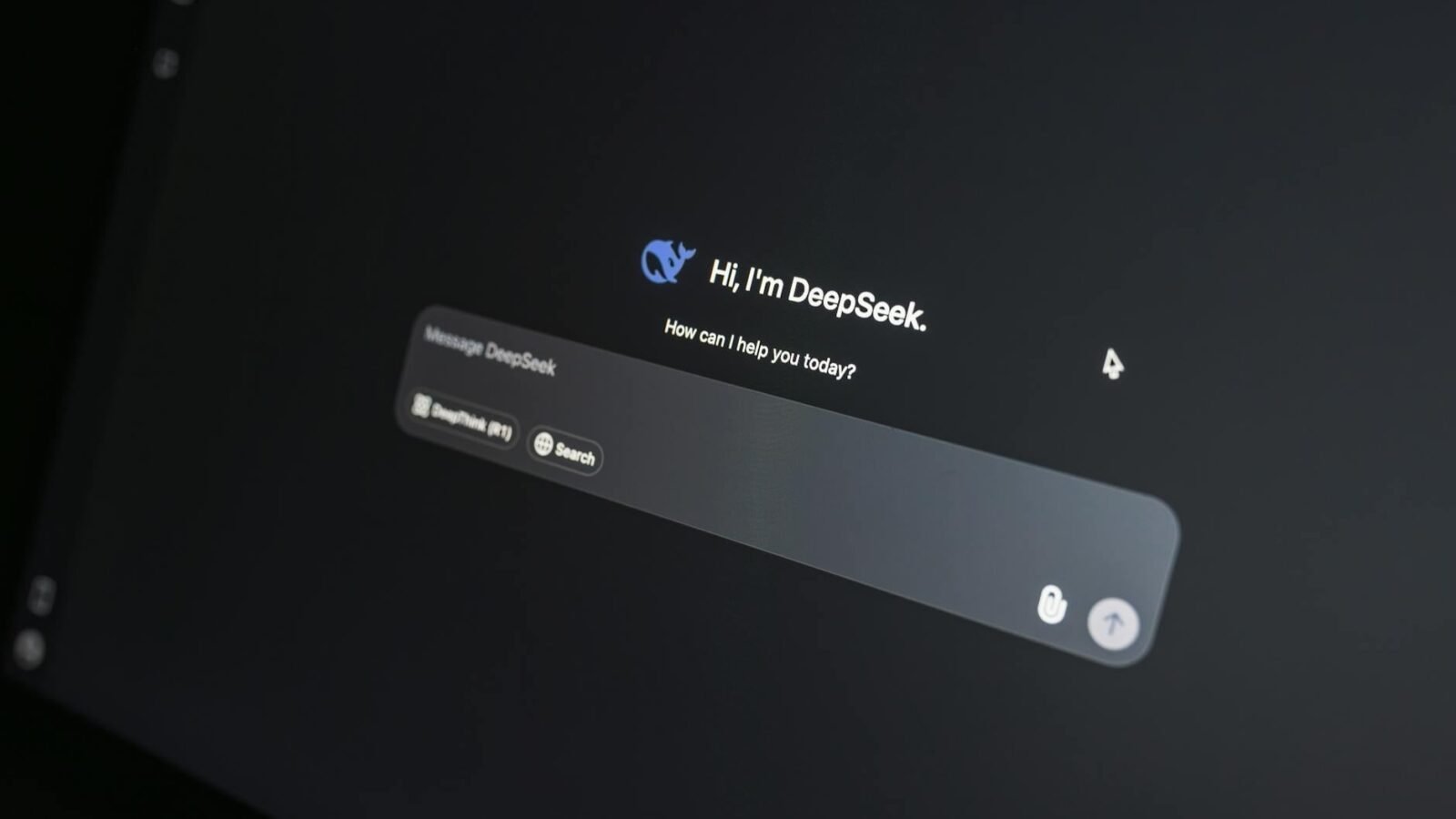 Nahaufnahme der DeepSeek AI-Chat-Schnittstelle auf einem Laptop-Bildschirm bei schwachem Licht.