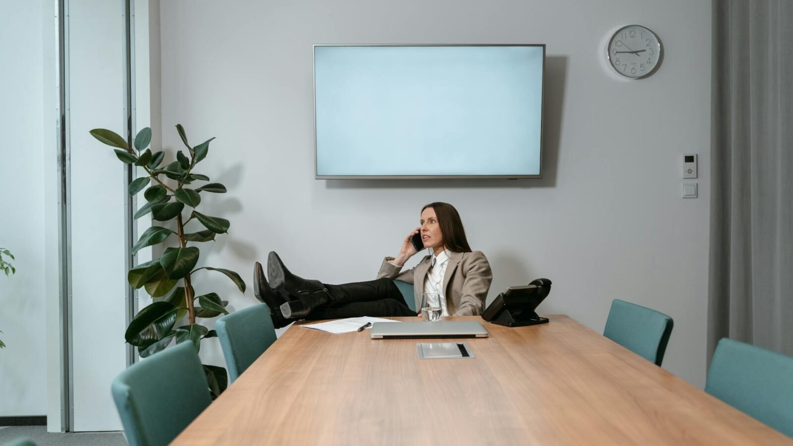 Kostenloses Stock Foto zu anruf, arbeitsplatz, berufskleidung